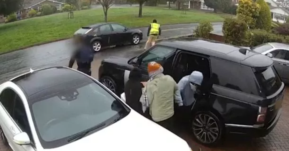 „Îl vor lega și sugruma”. Copil de 11 ani, amenințat cu un pistol de mai mulți indivizi care i-au spart casa