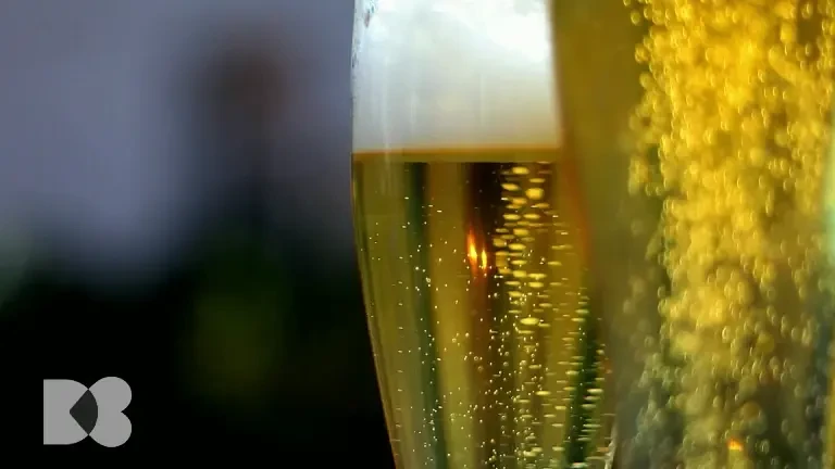 Alcoolul nu se digeră, trece din stomac direct în sânge, apoi ajunge la ficat. Explicațiile medicilor specialiști