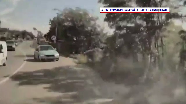 Momentul în care un șofer teribilist intră într-o depășire periculoasă provoacă un accident. Două persoane au ajuns la spital