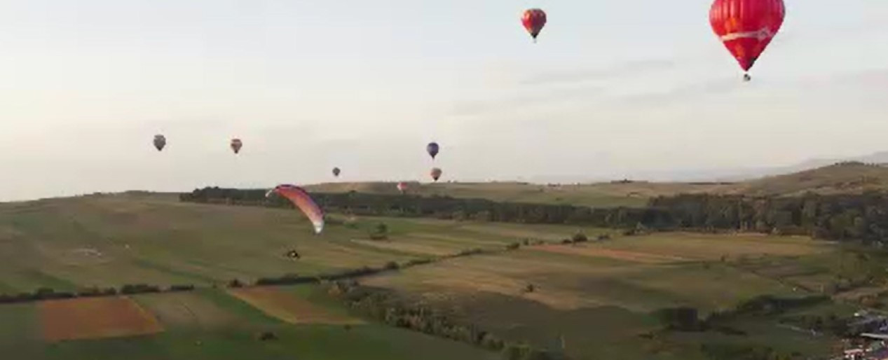 Baloanele cu aer cald au umplut cerul de culoare într-un sat din Mureș. Cât a costat o călătorie