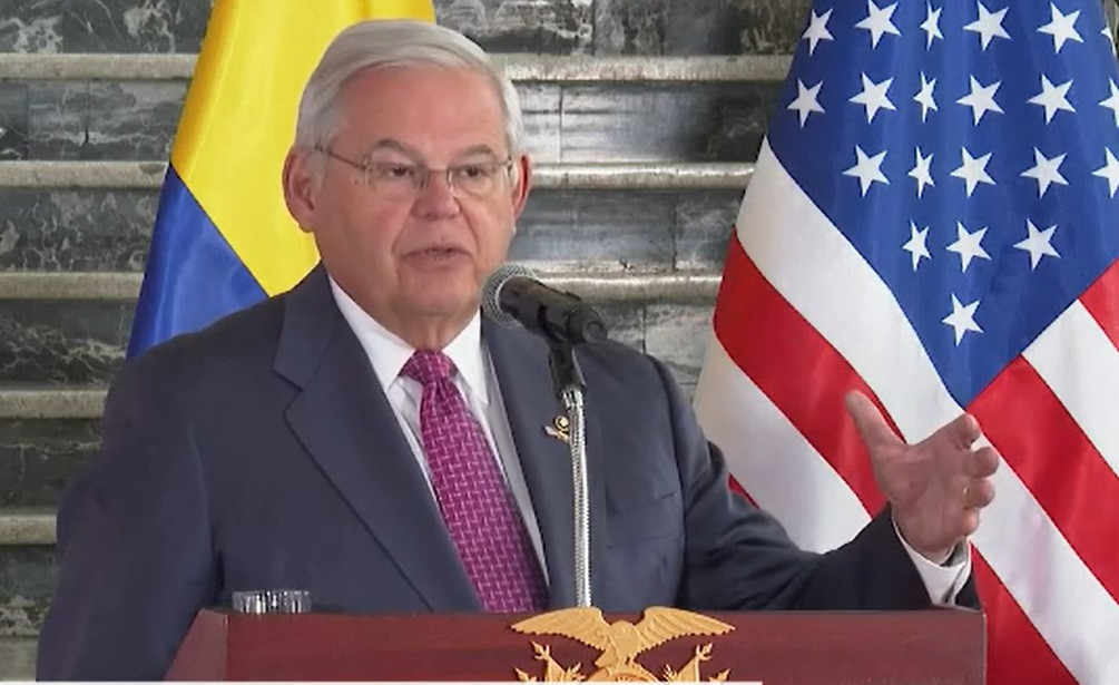 Un senator din SUA, susținător de bază al lui Joe Biden, inculpat pentru corupție. Ar fi acceptat și lingouri de aur