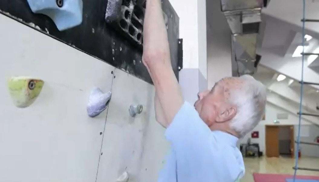 Un sârb de 95 de ani, as în cățărări. Escaladează un panou de 35 de metri într-un timp-record