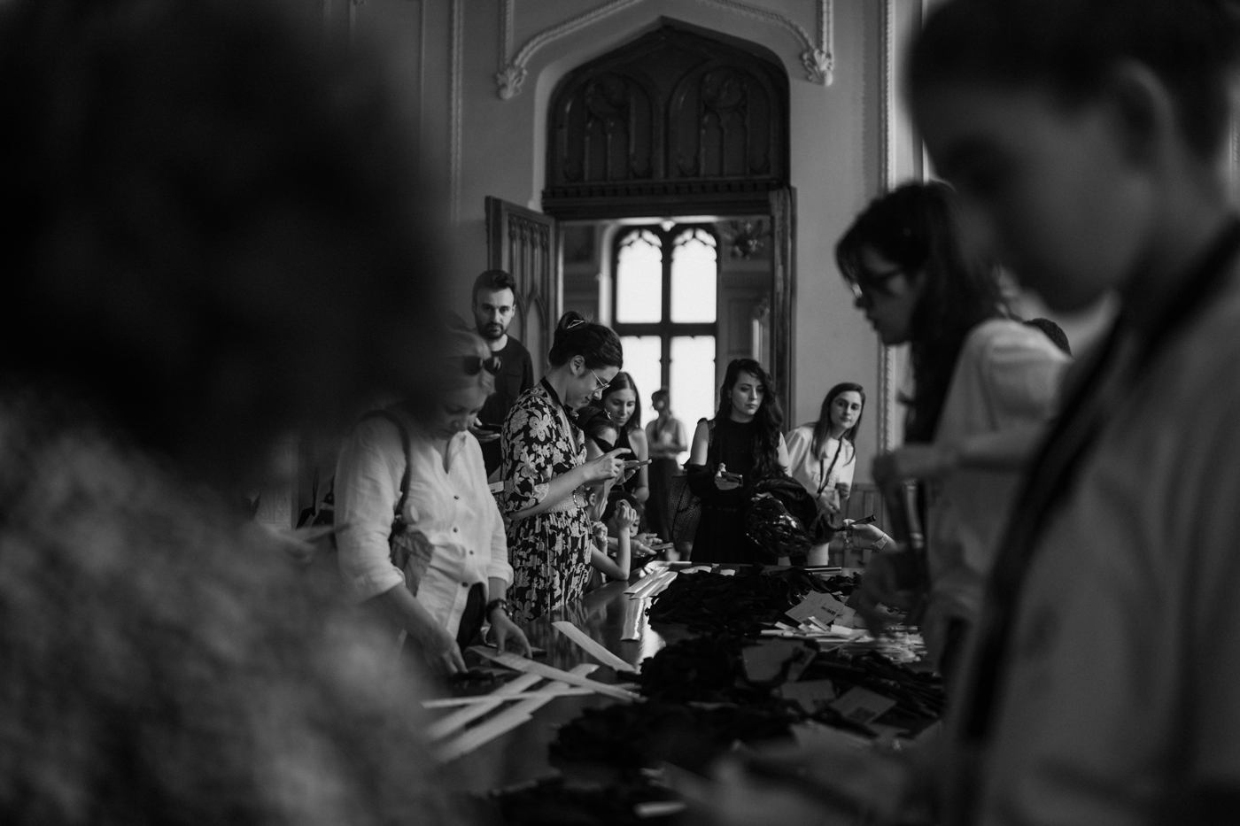 Prima zi, VINERI, la UNFINISHED: experimente sociale, DJ set-uri multidisciplinare, conversații și dezbateri în jurul tăcerii