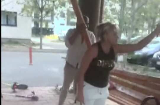 Scandal la locul de joacă, în Dobroești. Un turc a făcut praf băncile, deranjat de zgomotul copiilor. Ar fi scos și briceagul