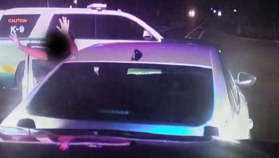 Un băiat de 10 ani a fost prins la volan în SUA. El și sora lui au fugit de acasă