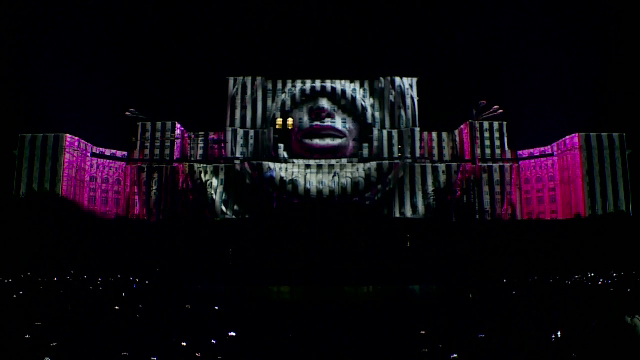 Detaliul enervant observat de spectatorii iMapp. A fost uitată lumina aprinsă la două ferestre din Palatul Parlamentului