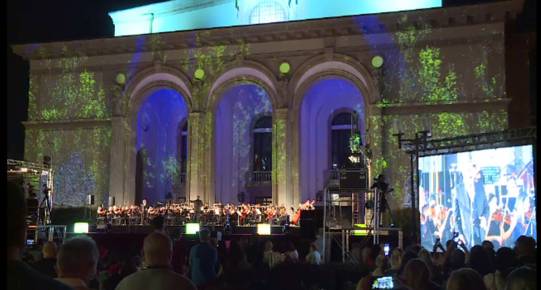 Promenada Operei a strâns mii de spectatori. S-a aplaudat minute în șir la spectacolul în aer liber