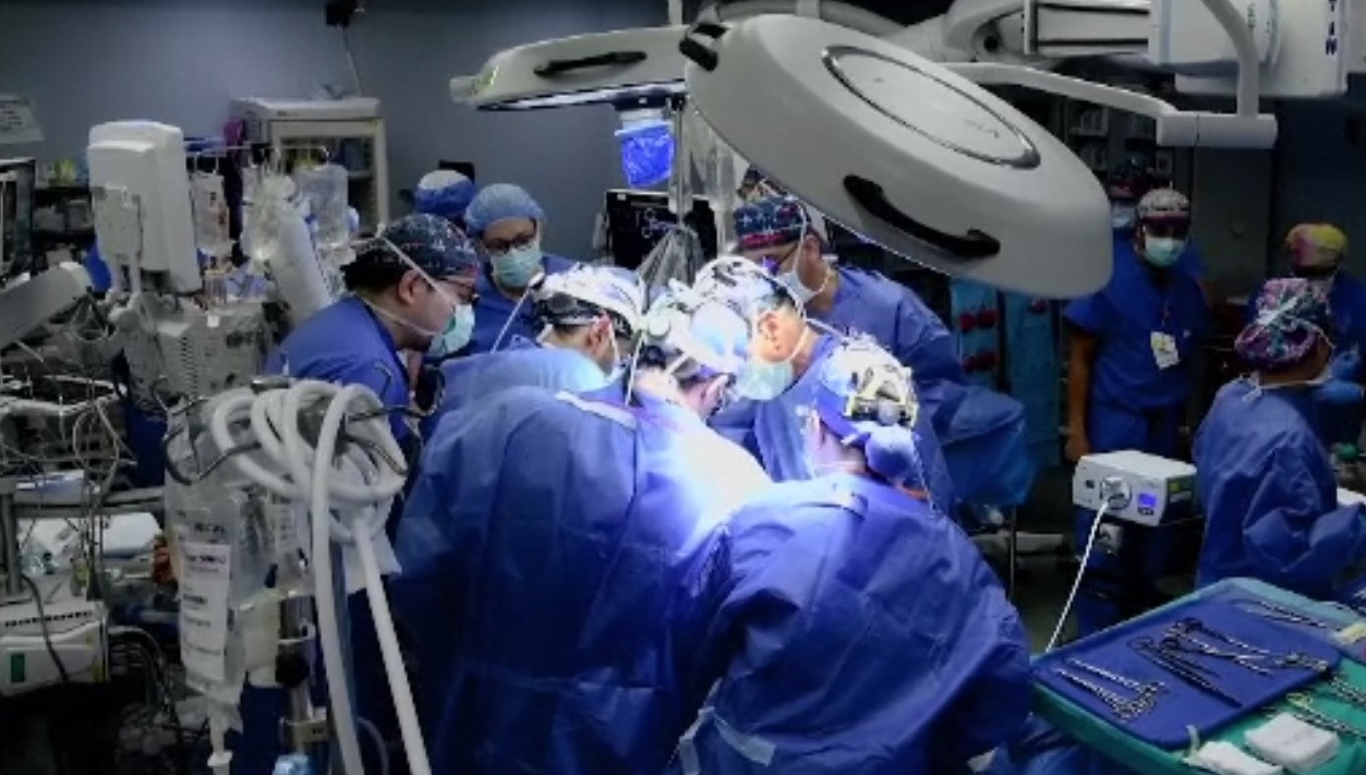 Ce a făcut după ce s-a trezit din operație un bărbat care a primit o inimă de porc. Medicii au rămas mască