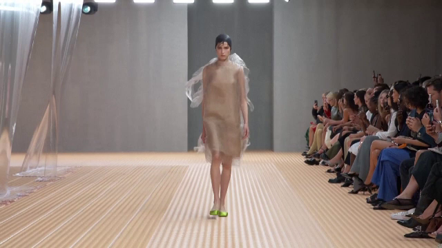 Ținute electrizante la Săptămâna Modei de la Milano. Ce culori și materiale se poartă în 2024