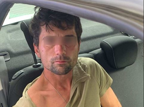 „Eu, stăpânul lumii, dezactivez conexiunea cu poliția”. Imagini șocante cu un individ oprit cu forța pe DN1 | VIDEO&FOTO