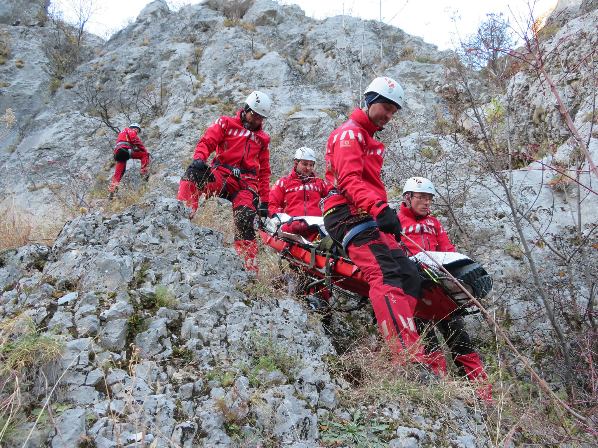 Turistă rănită serios la gleznă, preluată cu elicopterul de la Vârful Retezat. Avea espadrile de pânză