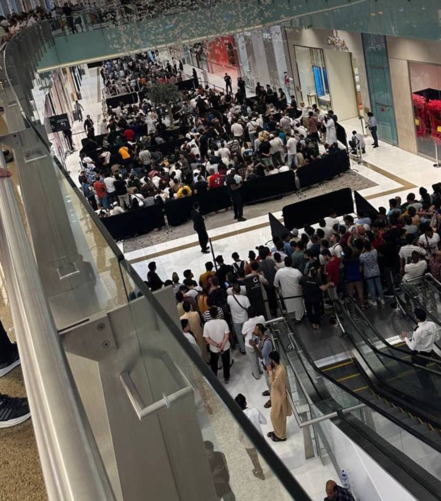 Bătăi şi îmbrânceli într-un mall din Dubai, unde s-a pus în vânzare iPhone 15 | VIDEO