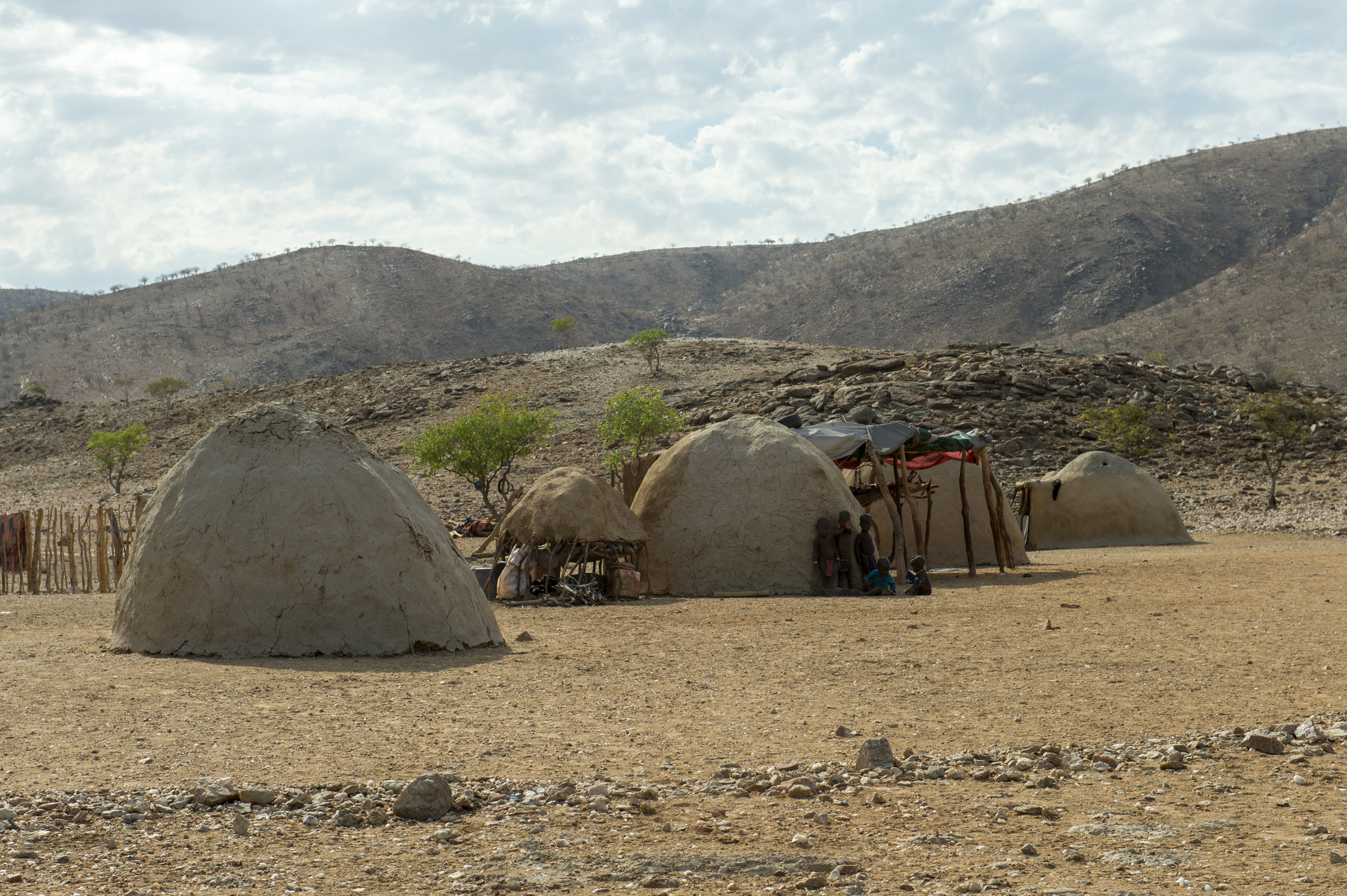 Tribul unic în lume în care femeile oferă plăceri vizitatorilor care le calcă pragul, iar scăldatul este „interzis”