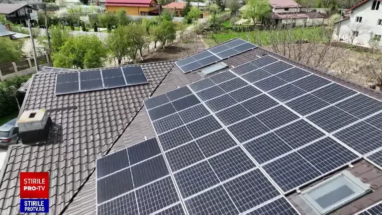 Persoanele care își montează panouri fotovoltaice riscă să fie limitate la o anumită capacitate. De ce s-a ajuns aici