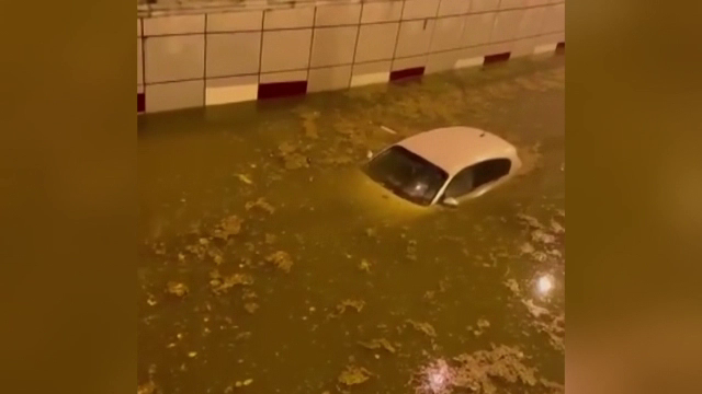 Cod roșu de vijelie şi grindină. Vremea rea a făcut ravagii în Craiova. Mașini luate de ape și acoperișuri rupte de vânt