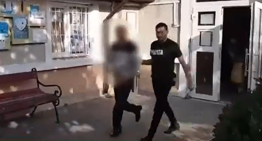 Bătăie generală în Oborul din Onești. Trei bărbați au ajuns în arestul poliției