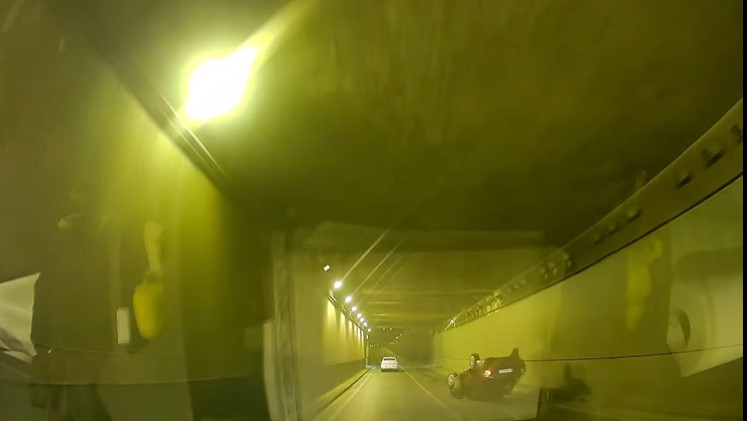 Accident grav în București. Un șofer beat s-a răsturnat cu mașina în Pasajul Muncii