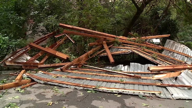 Furia naturii a lovit în Craiova. 17 acoperișuri au fost luate de vijelie: "A fost dezastru, simțeam că se mișcă blocul”