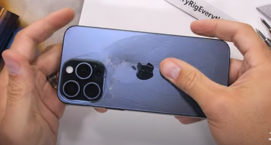 O femeie a făcut infarct într-un autobuz, iar paramedicii i-au găsit 20 de iPhone-uri lipite de piele. Ce mai avea în bagaje