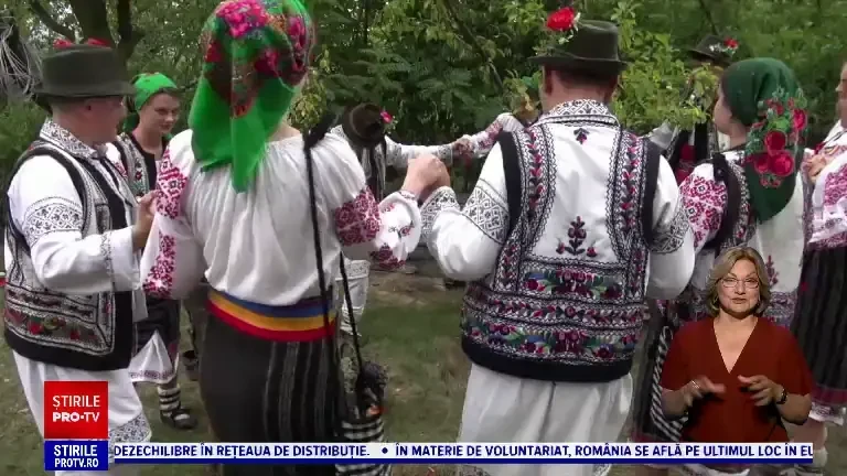 Sărbătoarea mustului, la Tupilați, Neamț. Tinerii îmbrăcați în costume populare au cules via