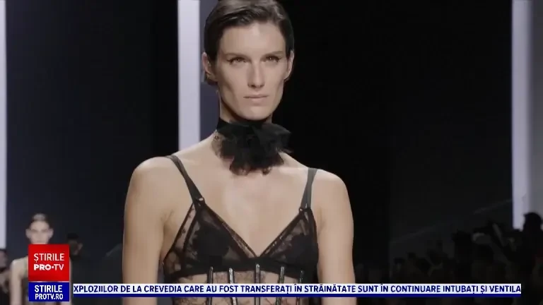 Naomi Campbell, apariție într-o ținută de budoar. Supermodelul a purtat o rochie transparentă din voal și dantelă | FOTO