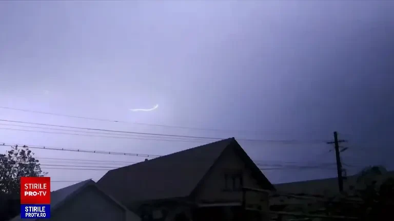 Furia naturii a lovit în Craiova. 17 acoperișuri au fost luate de vijelie: "A fost dezastru, simțeam că se mișcă blocul”