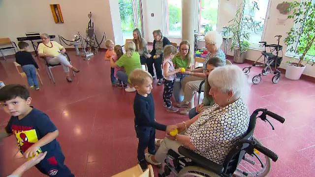 Idee unică în Germania. O grădiniță funcționează într-un cămin de bătrâni. „Copiii profită de cunoștințele seniorilor”