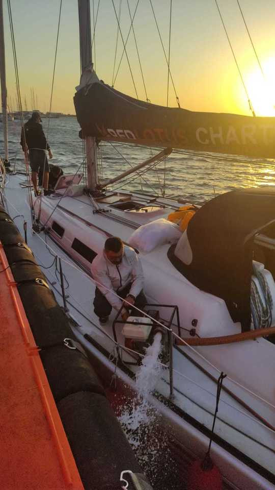 Panică la bordul unui velier în care se aflau cinci persoane. Pericol de scufundare în Marea Neagră