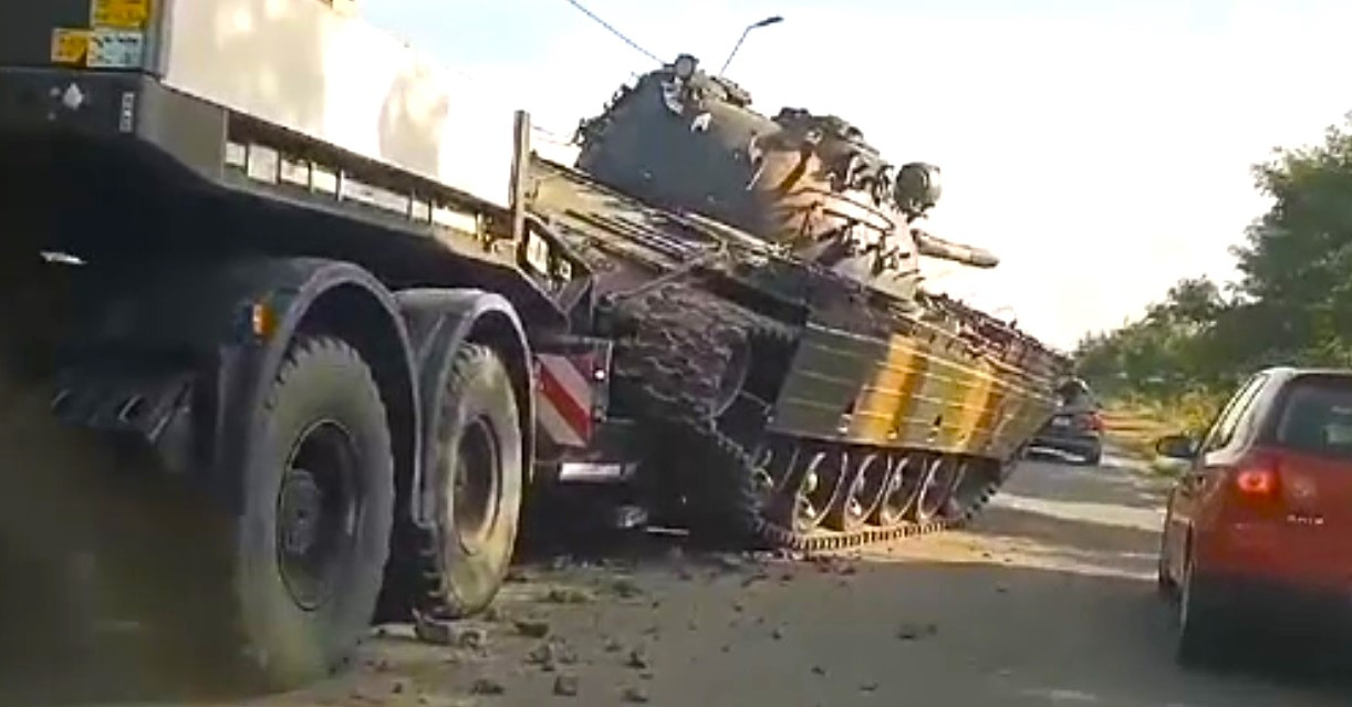 Un tanc a căzut de pe o platformă într-o localitate din Bacău. Un civil a provocat incidentul
