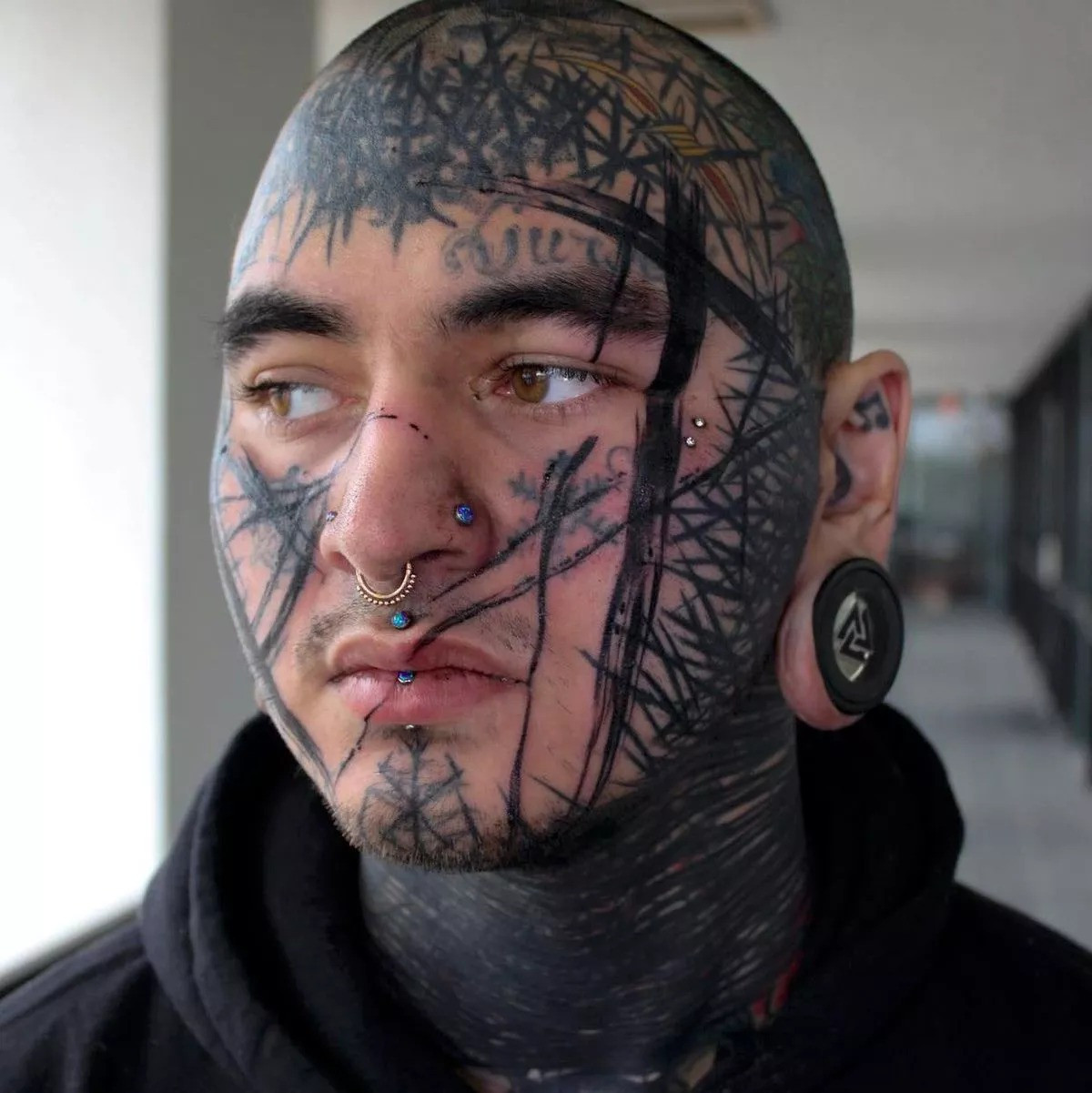 „Familia mea urăște asta". Un șofer de ride-sharing și-a acoperit 95% din suprafața corpului cu tatuaje înfiorătoare