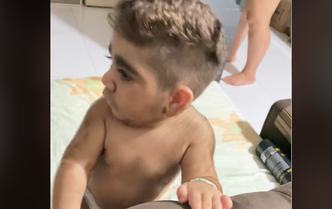 Cum arată un bebeluș cu barbă, sprâncene stufoase și cu păr natural stilizat. Imaginile sunt virale | VIDEO