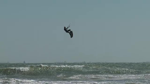 Spectacol pe litoral. Zeci de pasionați de kitesurfing români și străini au zburat peste valuri