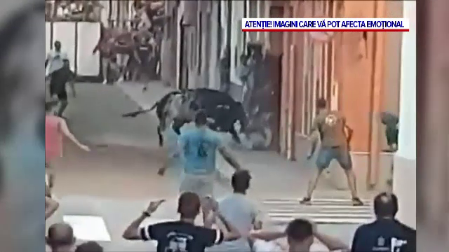 Un taur lăsat liber a încolțit mai mulți bărbați și i-a atacat cu sălbăticie la o fiesta din Spania