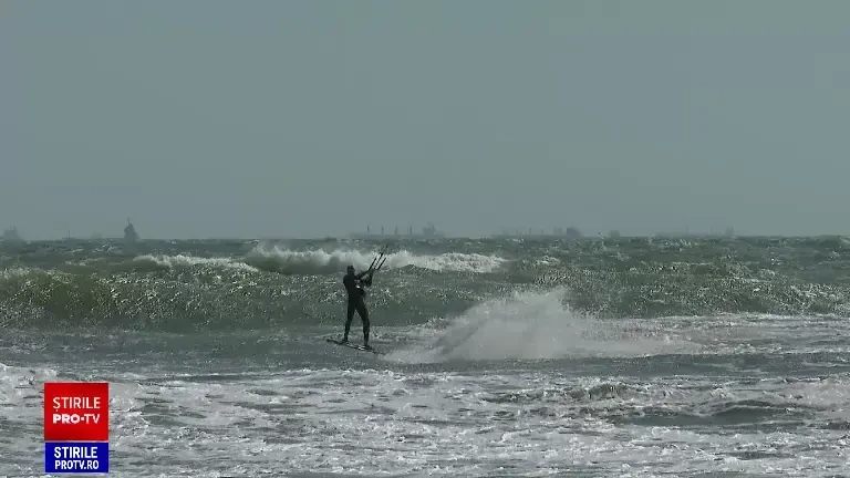 Spectacol pe litoral. Zeci de pasionați de kitesurfing români și străini au zburat peste valuri
