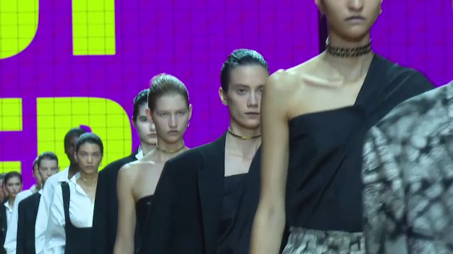 Colecția primăvară-vară 2024 a casei de modă Dior, prezentată la Săptămâna Modei de la Paris. Ce vedete au fost prezente