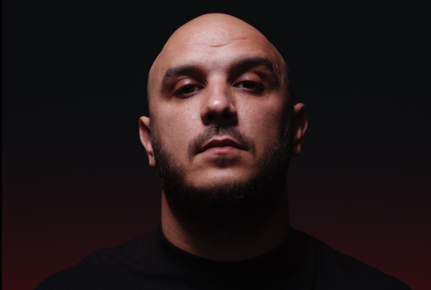 Artistul român Guess Who, prins cu un plic cu o substanță albă asupra lui, la Untold. Mesajul transmis de managerul lui