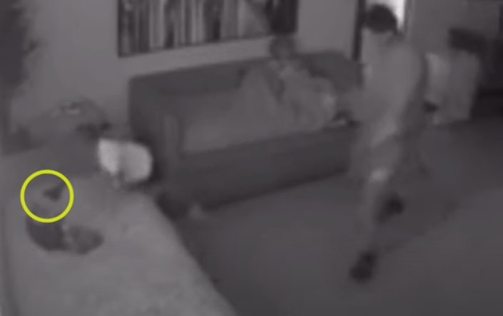 Momentul terifiant în care o fetiță de 3 ani se împușcă în deget. O rudă se afla în aceeași cameră cu ea | VIDEO