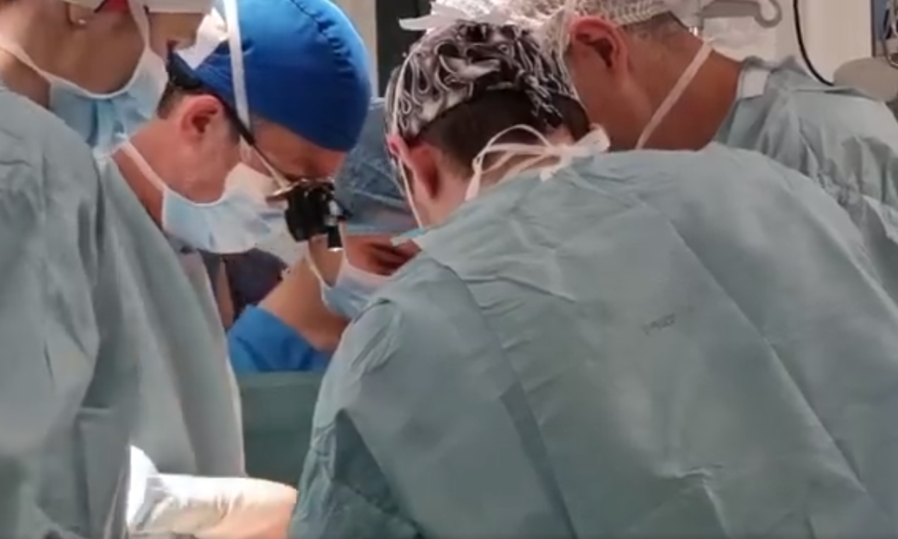 Medicii din Târgu Mureş au reușit prima implantare a unei inimi artificiale la un copil din România