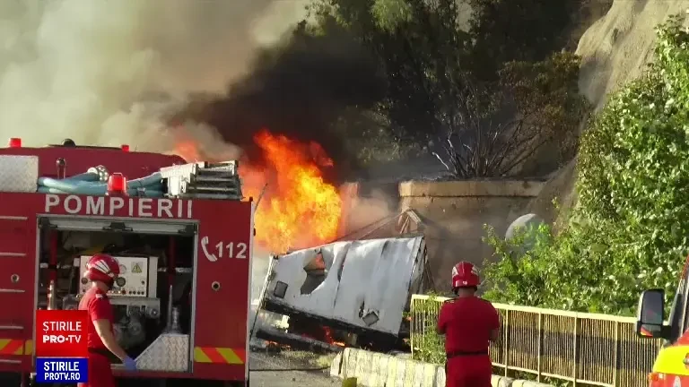 Un TIR plin cu paleți de lemn și piese auto a luat foc după ce s-a izbit de stânci. Șoferul a fost transportat la spital