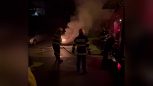 O mașină a luat foc în Craiova. Pagubele se ridică la câteva mii de euro