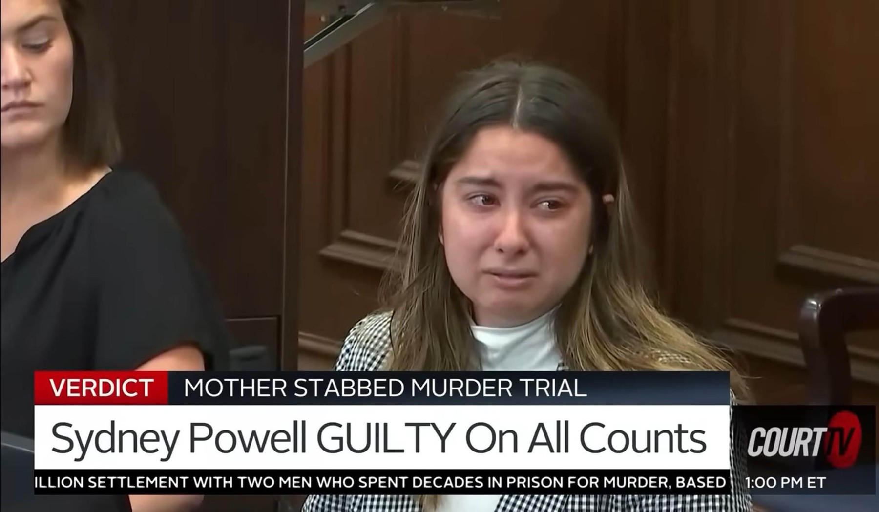 O tânără de 19 de ani și-a bătut mama cu o tigaie, apoi a înjunghiat-o de zeci de ori. Ce a determinat-o să comită crima