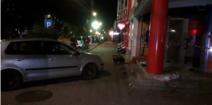 O mașină condusă de o femeie a intrat într-un grup de oameni, pe un trotuar din Timiș. Cinci au fost răniți. VIDEO