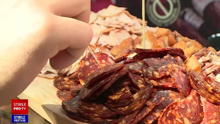 Mâncăm mai puțină carne, dar compensăm cu mezeluri care ne pun viața în pericol. Avertismentul nutriționiștilor