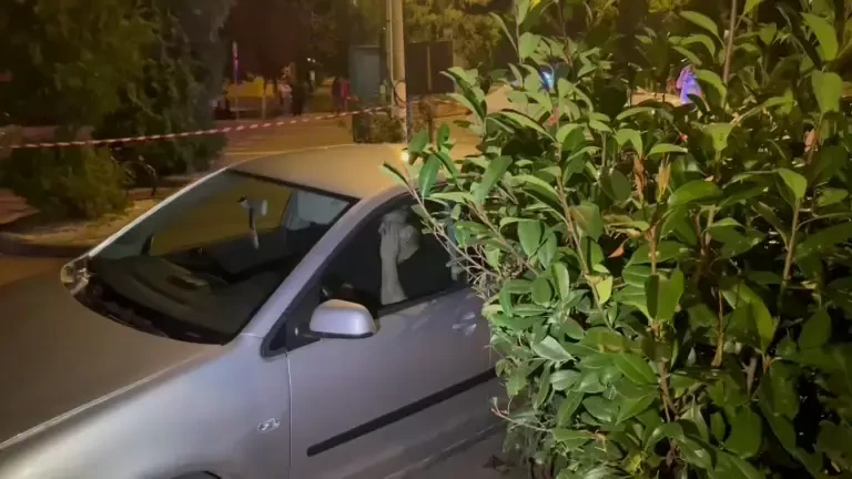 O mașină condusă de o femeie a intrat într-un grup de persoane, pe un trotuar din Timiș. Cinci au fost răniți