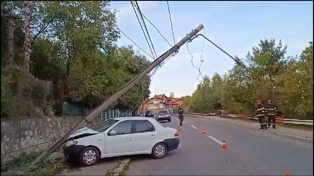 O femeie de 84 de ani a rănită, după ce mașina în care se afla a intrat într-un stâlp. În ce stare se află