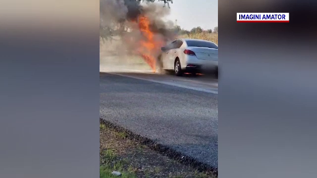 Mașina prefectului de Olt a ars ca o torță pe o șosea