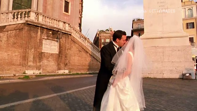 Nunțile dau peste cap economiile românilor, la unii aproape inexistente. În orașe, darul începe de la 2.500 de lei