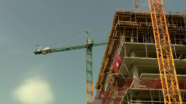 Vânzările de locuințe au scăzut dramatic în ultimul an, iar proiectele noi sunt tot mai puține. Ce spun experții