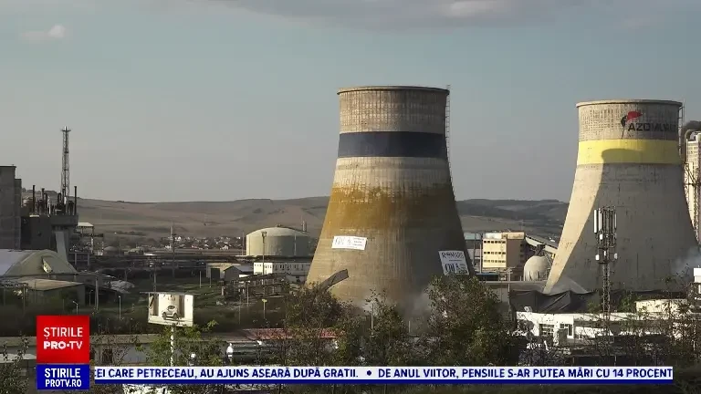 Momentul în care un turn de 5.000 de tone este pus la pământ, la Târgu Mureș. Implozia a durat doar opt secunde