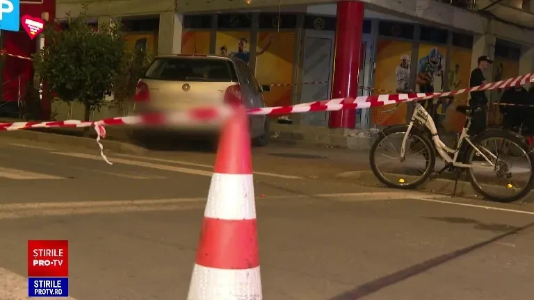 Femeia care a intrat cu mașina într-un grup de oameni aflați pe un trotuar din Timiș a încurcat frâna cu accelerația